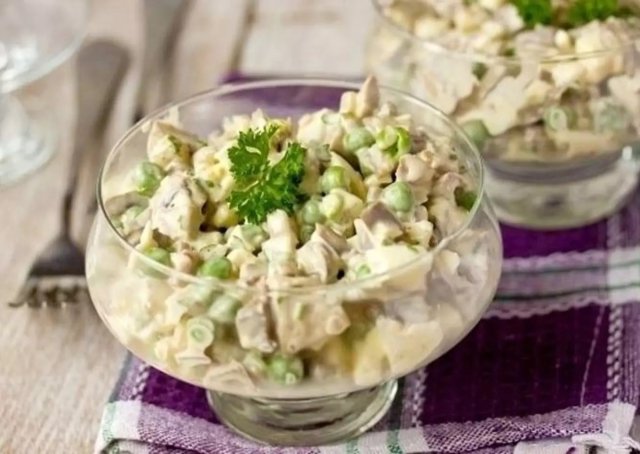 Салат с курицей и оливками 🥗