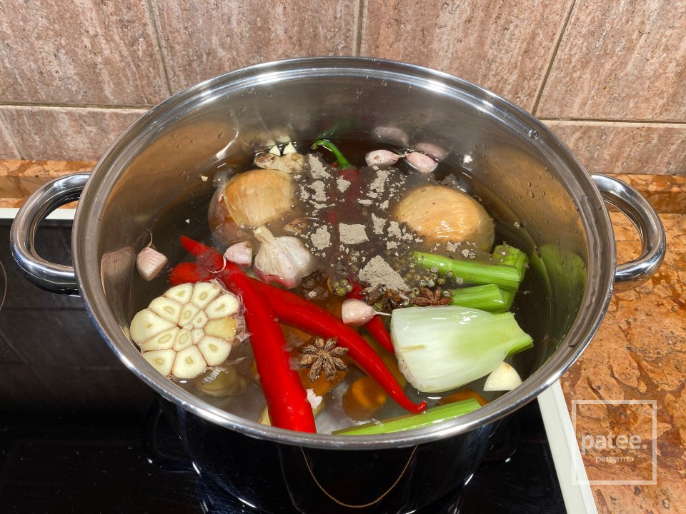 Запечённая свиная рулька в пиве с квашенной капустой - Шаг 3