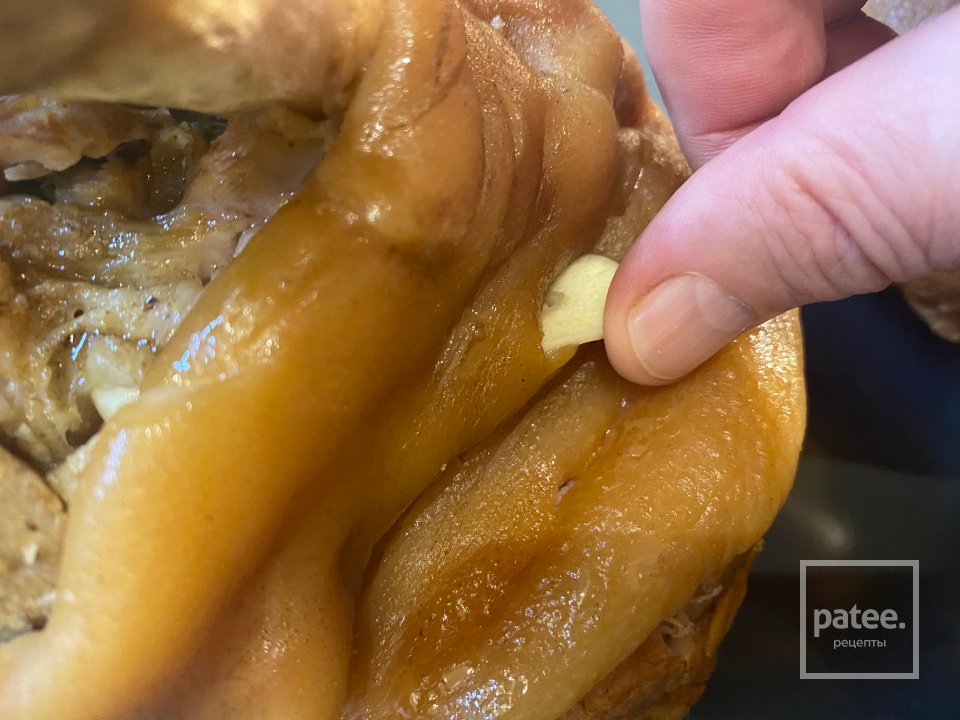 Запечённая свиная рулька в пиве с квашенной капустой - Шаг 9