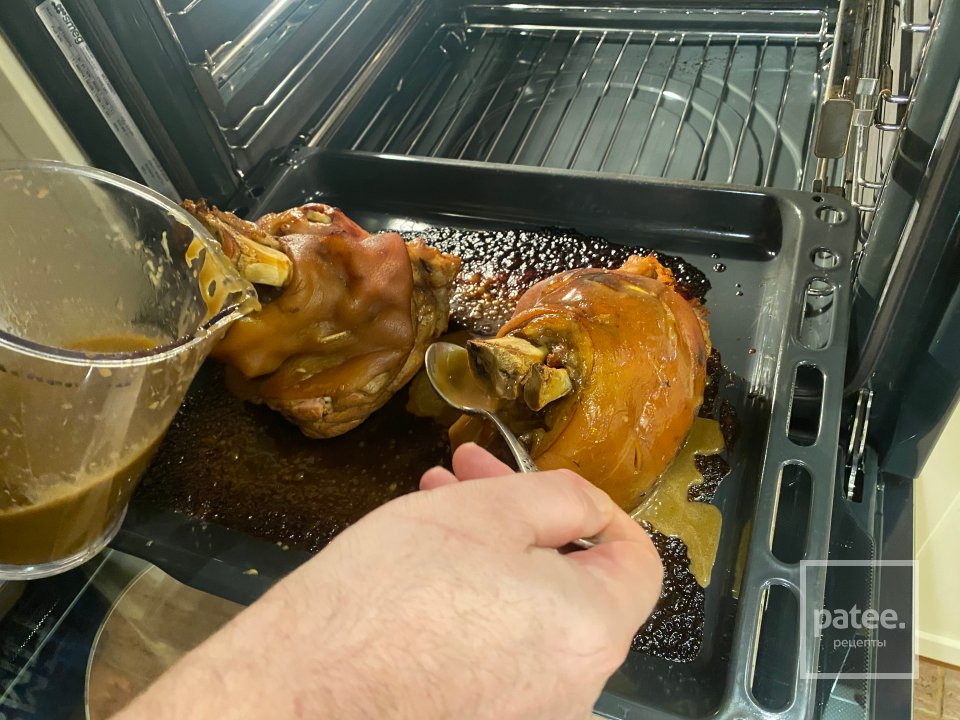 Запечённая свиная рулька в пиве с квашенной капустой - Шаг 12