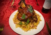 Запечённая свиная рулька в пиве с квашенной капустой