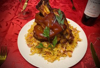 Запечённая свиная рулька в пиве с квашенной капустой