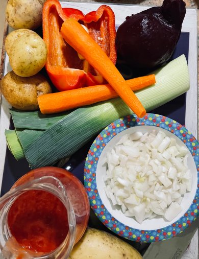 Славянский борщ с луком порей, свеклой и квашеной капустой на говяжьем бульоне - Шаг 1