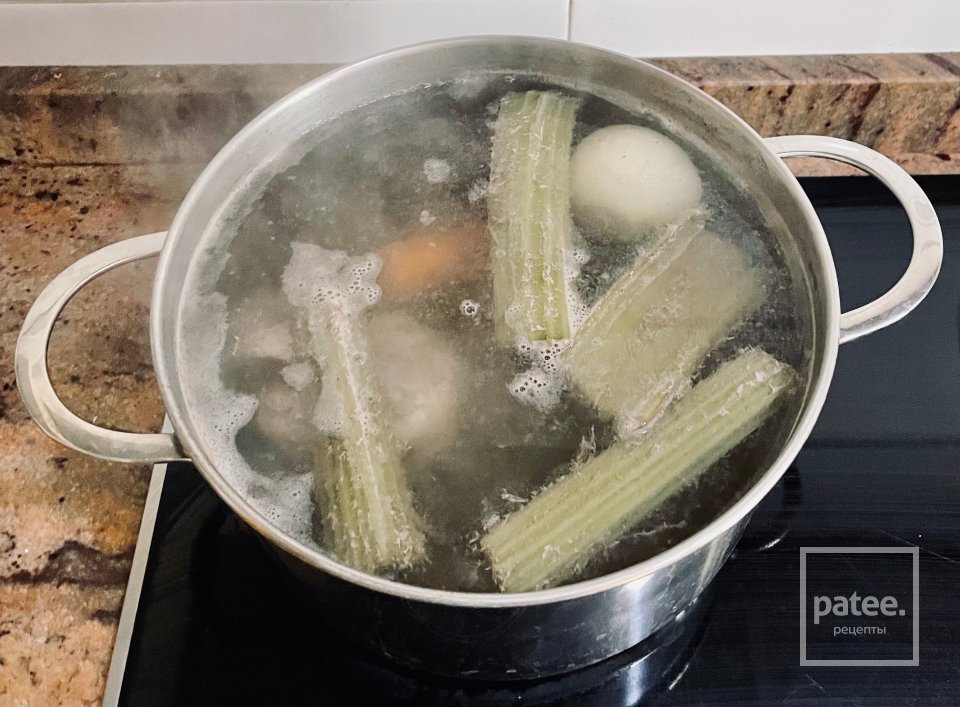 Славянский борщ с луком порей, свеклой и квашеной капустой на говяжьем бульоне - Шаг 2