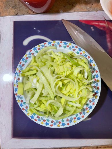 Славянский борщ с луком порей, свеклой и квашеной капустой на говяжьем бульоне - Шаг 6