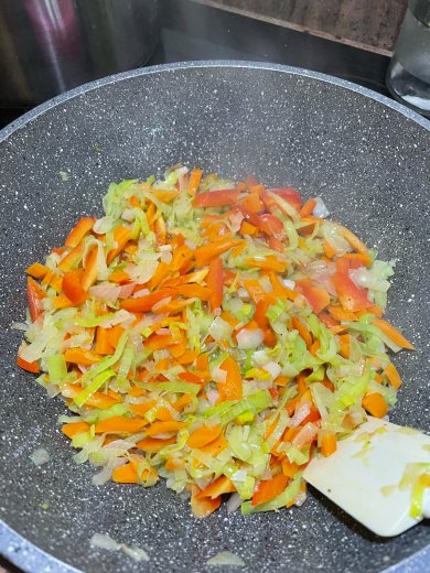 Славянский борщ с луком порей, свеклой и квашеной капустой на говяжьем бульоне - Шаг 8