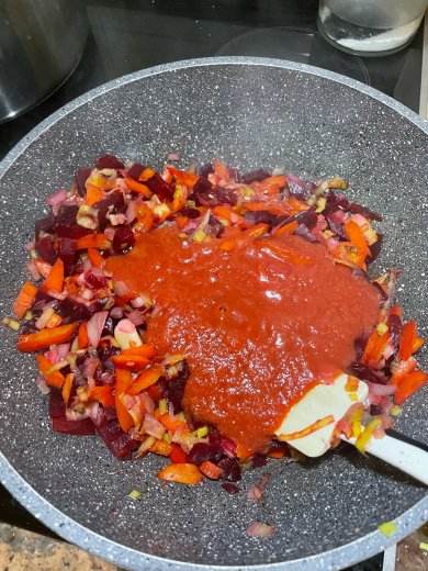 Славянский борщ с луком порей, свеклой и квашеной капустой на говяжьем бульоне - Шаг 10