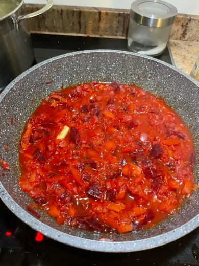 Славянский борщ с луком порей, свеклой и квашеной капустой на говяжьем бульоне - Шаг 11