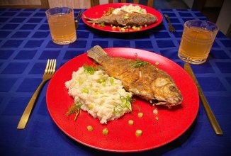 Жареные караси с пюре из цветной капусты