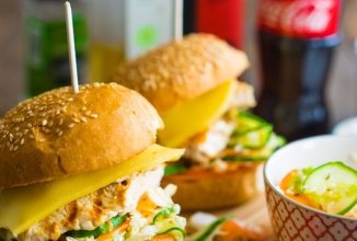 Гамбургер с курицей и сочной начинкой 🍔