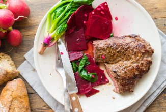 Стейк с мариновано свеклой 🥩