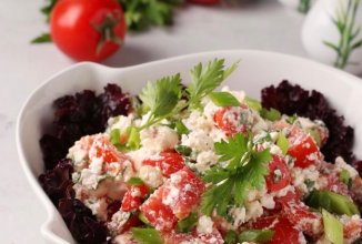Салат с помидорами, творогом и чесноком 🥗