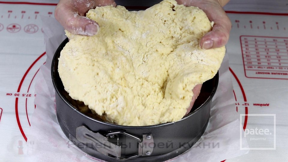 Яблочный пирог на творожном тесте - Шаг 8