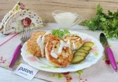 Куриные котлеты с солеными огурцами в сливочном соусе