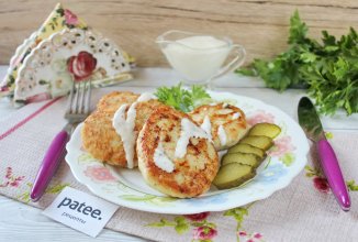 Куриные котлеты с солеными огурцами в сливочном соусе