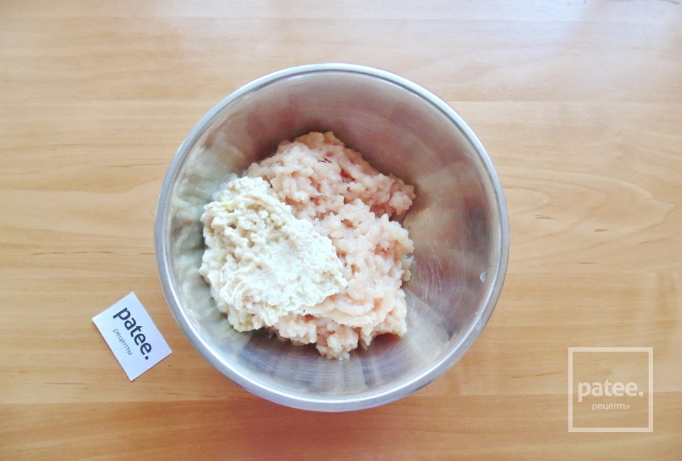 Куриные котлеты с солеными огурцами в сливочном соусе - Шаг 3