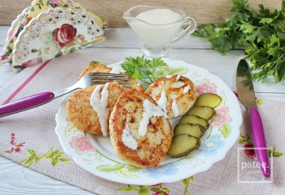 Куриные котлеты с солеными огурцами в сливочном соусе - Шаг 11