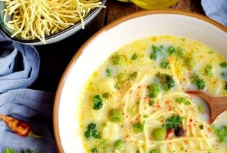 Сырный суп с яичной лапшой и зеленым горошком🍲