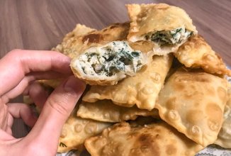 Жареный тухум-барак или пирожки с яйцом и зеленью