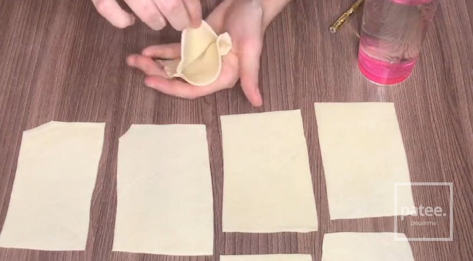 Жареный тухум-барак или пирожки с яйцом и зеленью - Шаг 3