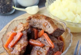 Тушеная говядина крупными кусками с подливкой 🥩