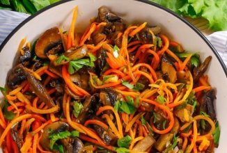 Салат с жареными грибами и корейской морковью 🥗