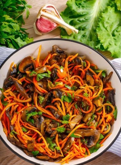 Салат с жареными грибами и корейской морковью 🥗 - Шаг 6