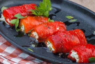 Рулетики из печеного перца с сыром и травами 🌶