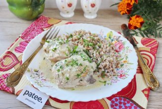 Курица тушеная в сметане