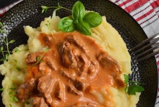 Картофельное пюре с гуляшом из говядины 🥩