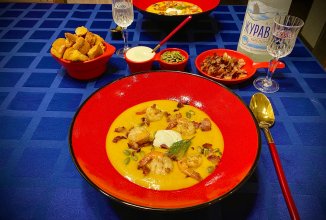 Тыквенный суп-пюре с имбирем, беконом и креветками