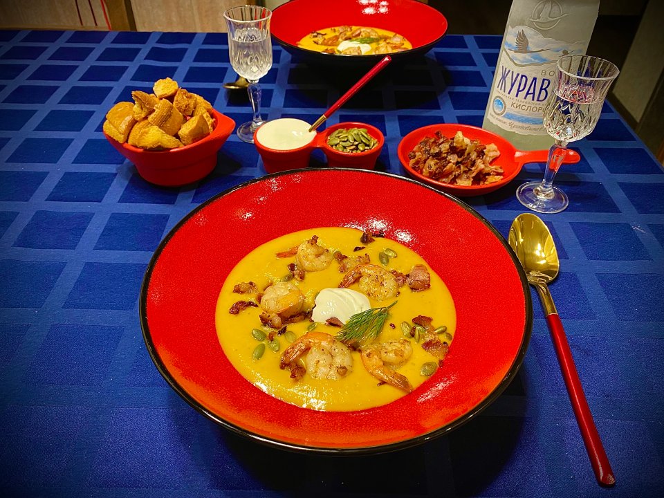 Тыквенный суп-пюре с имбирем, беконом и креветками