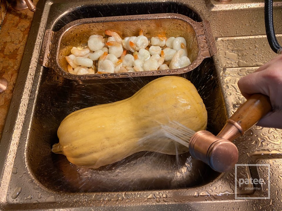 Тыквенный суп-пюре с имбирем, беконом и креветками - Шаг 1