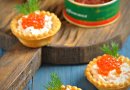 Тарталетки с начинкой из тунца, творожного сыра и красной икры. 👍🏼