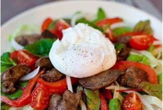 Салат с куриной печенью, белой фасолью и яйцом пашот 🥗