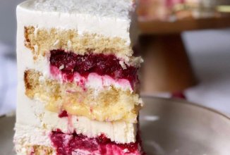 Кокосово-вишневый торт с лимонным соусом