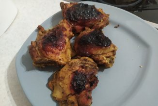 Запечённые куриные бедра с кетчупом в пакете