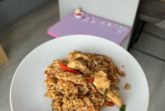 Жареный рис с курицей