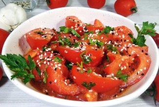 Помидоры с острой заправкой и сладким перцем за 5 минут