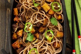 Лапша соба с жареными баклажанами и говяжьей вырезкой 🍝