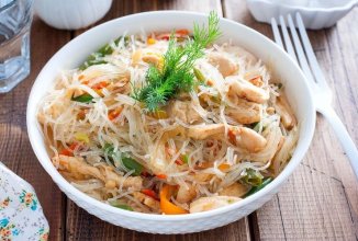 Фунчоза с курицей, овощами и соевым соусом 🍝