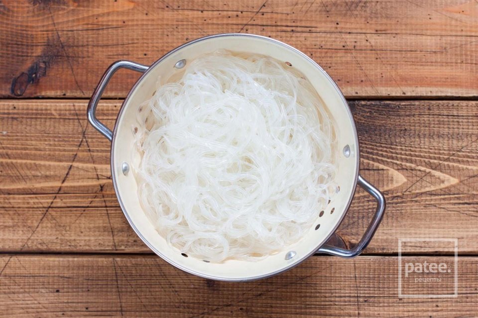 Фунчоза с курицей, овощами и соевым соусом 🍝 - Шаг 5
