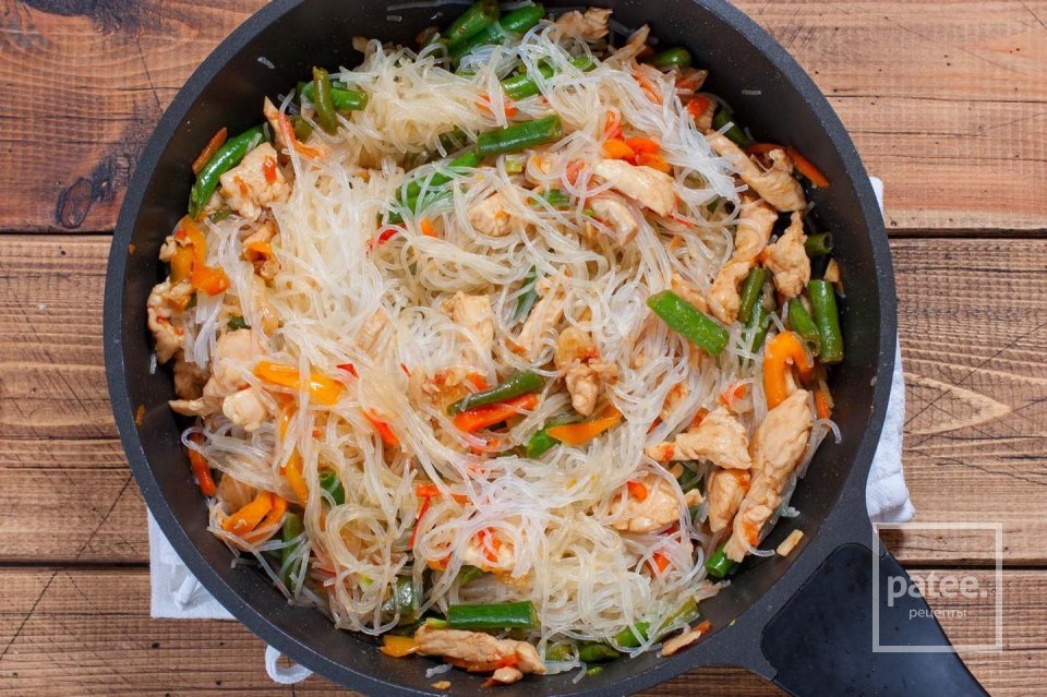 Фунчоза с курицей, овощами и соевым соусом 🍝 - Шаг 7