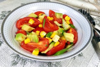 Простой салат с авокадо и помидорами