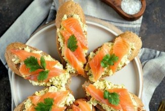 Бутерброды с авокадо, лососем и сыром 🥪