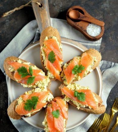 Бутерброды с авокадо, лососем и сыром 🥪