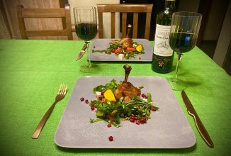 Медово-имбирные куриные ножки на гриле с кисло-сладким зелёным салатом