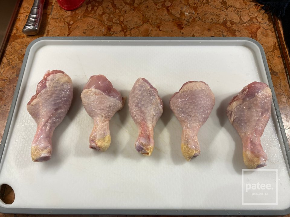Медово-имбирные куриные ножки на гриле с кисло-сладким зелёным салатом - Шаг 1
