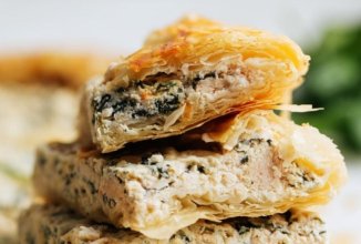 Слоёный пирог с курицей и шпинатом