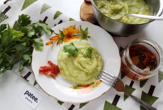 Картофельное пюре с брокколи на сливочном масле и молоке